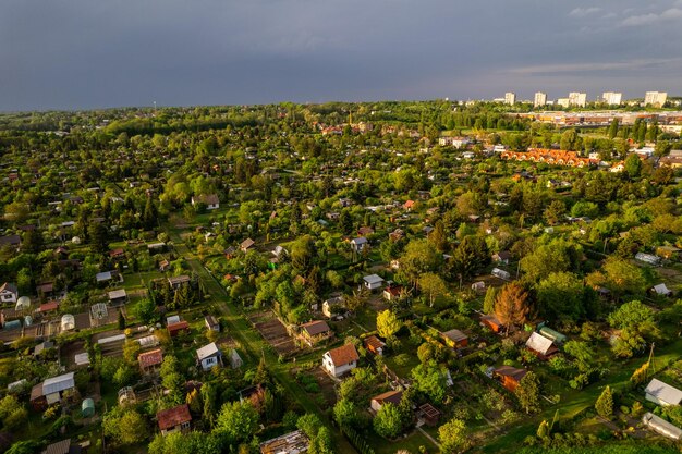 Jardim colorido pequeno lote na área urbana de Tarnow Polônia verão folhagem exuberante Drone vista de cima para baixo