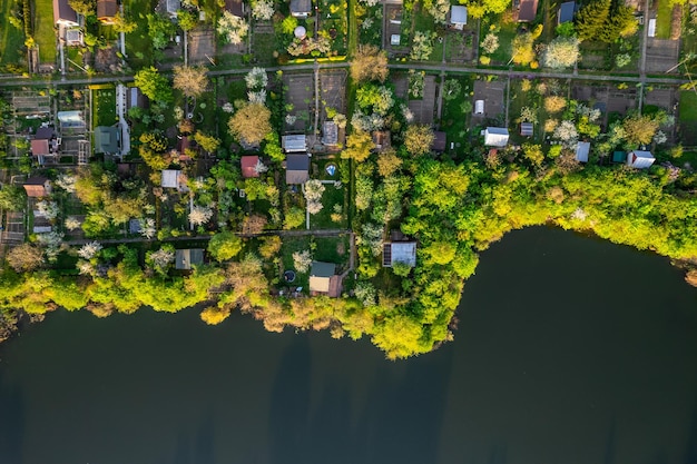 Jardim colorido pequeno lote na área urbana de Tarnow Polônia verão folhagem exuberante Drone vista de cima para baixo