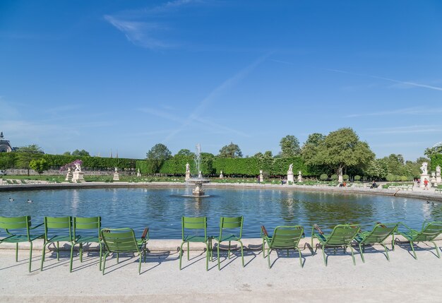 Jardim das Tulherias fora do Louvre, em Paris.