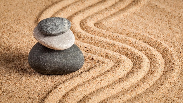 Jardim de pedra Zen japonês relaxamento meditação conceito de equilíbrio seixos e areia raspada cena calma