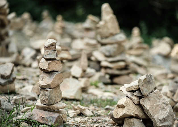 Foto jardim de pedras. pirâmides de rochas de raças de tijolos. conceito de equilíbrio.