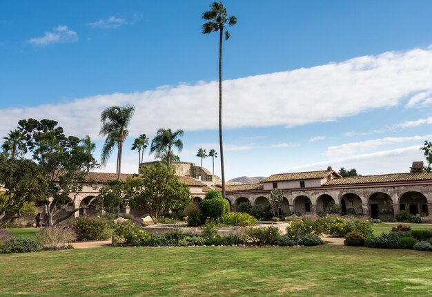 Jardim e fonte na missão de San Juan Capistrano