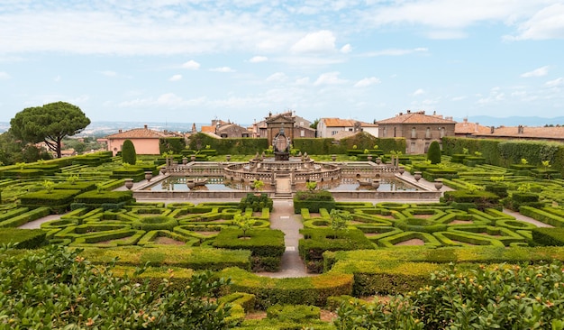 Jardim exterior da villa lante viterbo itália com estátuas esculpidas em mármore e um grande jardim italiano