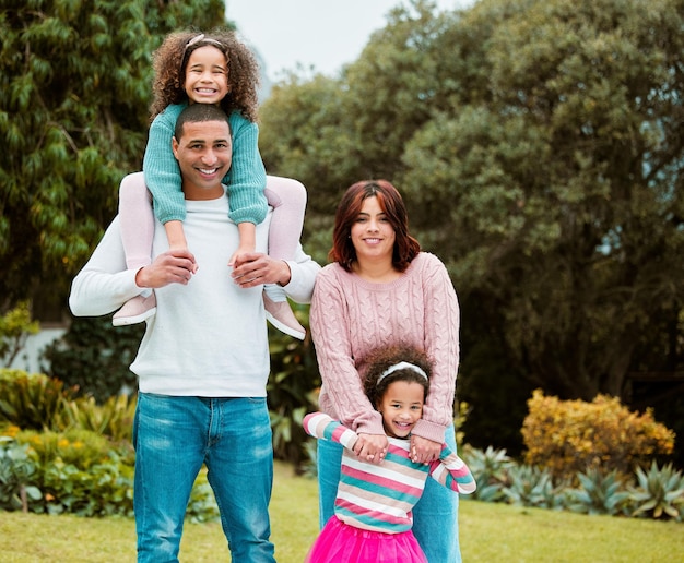 Jardim feliz e retrato de pais com filhos para brincar ligação e aventura no quintal Família infância e mãe pai e filhos no parque para férias de férias e fim de semana para relaxar juntos