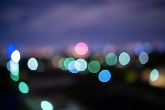 Jardim noturno bokeh abstrato na cidade