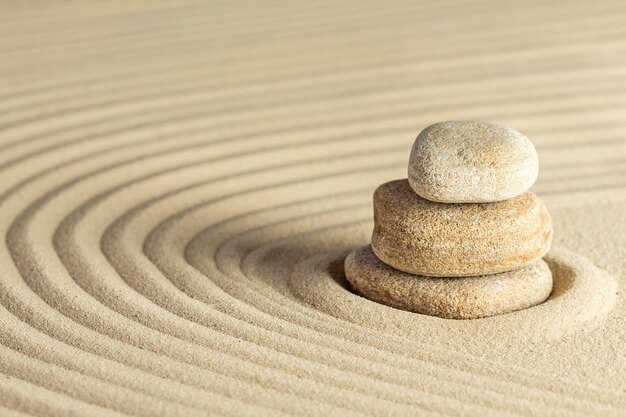 Jardim zen japonês com pedra em areia ajuntada