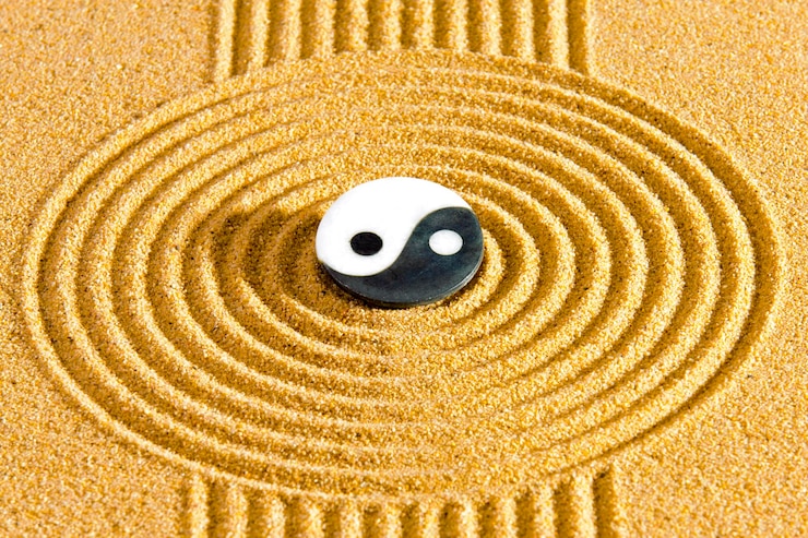 Foto jardim zen japonês com pedra em areia texturizada
