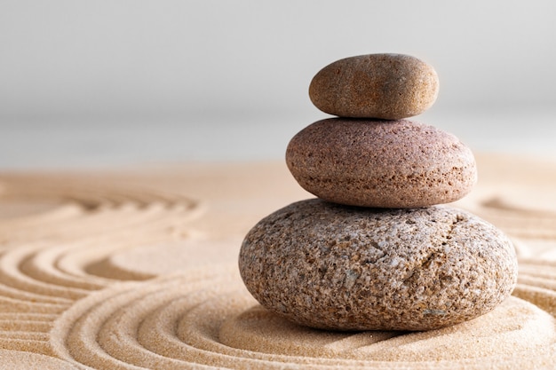 Jardim zen japonês com pedra na areia ajardinada