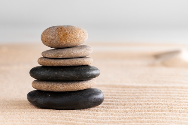 Jardim zen japonês com pedra na areia ajardinada