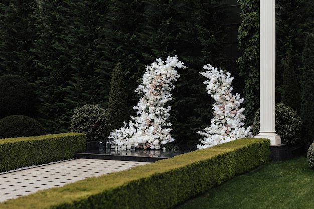 Un jardín con un arreglo de flores blancas.