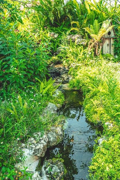 Jardín asiático con estanque