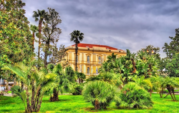 Jardín y Ayuntamiento de Pompeya en la plaza Bartolo Longo