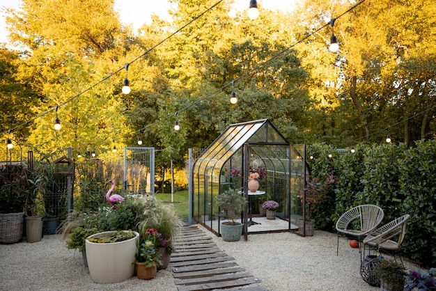 Jardín con una casa caliente en la naturaleza.