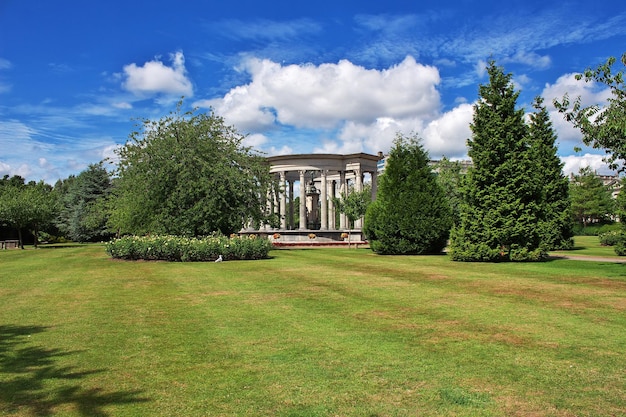 El jardín de la ciudad de Cardiff, Gales, Reino Unido