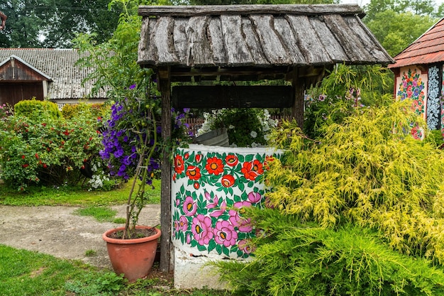 Foto jardín colorido en el pueblo tradicional rural de polonia