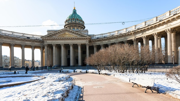 Jardín cubierto de nieve cerca de la Catedral de Kazan en marzo