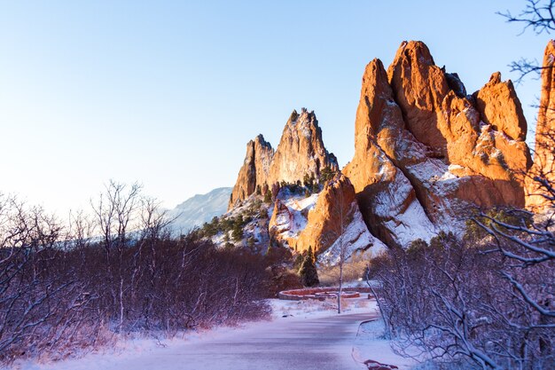 Jardín de los dioses después de la caída de nieve fresca.