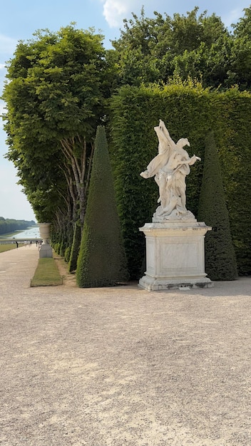 Jardín con esculturas detalles de fondo Palacio de Versalles