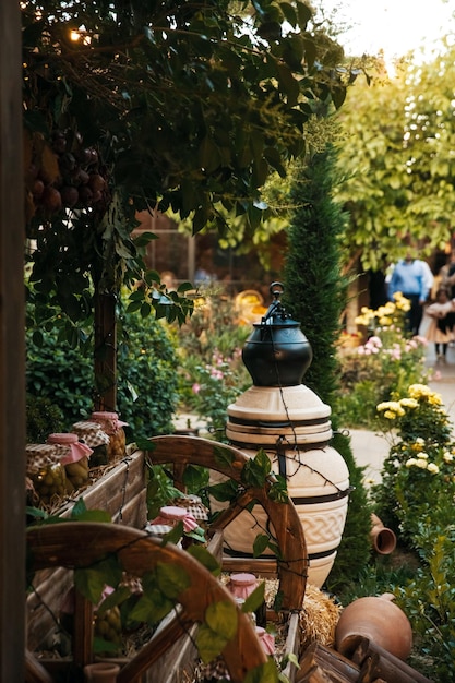 Jardín exterior con cocina de verano