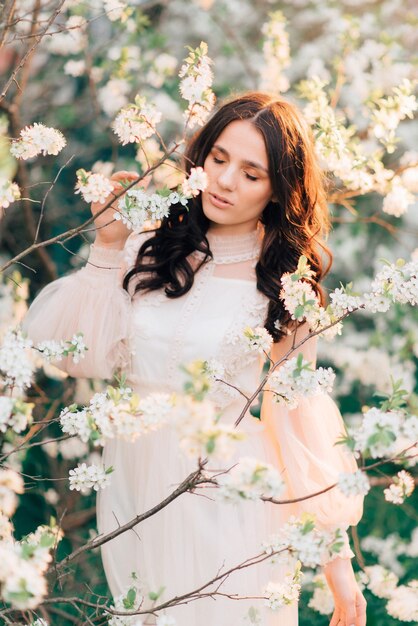 Un jardín floreciente con una hermosa joven.