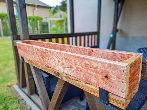 Jardín de flores largas de madera hecho a mano como decoración sobre flores para un mirador