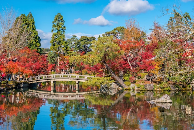 Jardín de follaje de otoño y estanque en el templo Eikando en Kyoto, Kansai, Japón