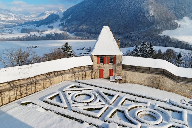 Jardín formal francés y muralla en el Castillo de Gruyeres. Es uno de los castillos más famosos de Suiza.