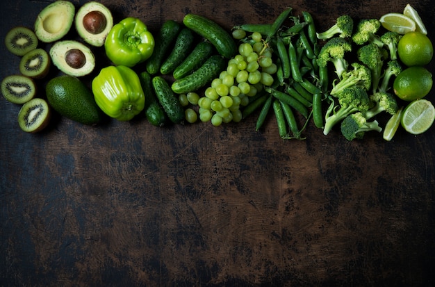 Jardín fresco verde verduras y frutas en una mesa de madera