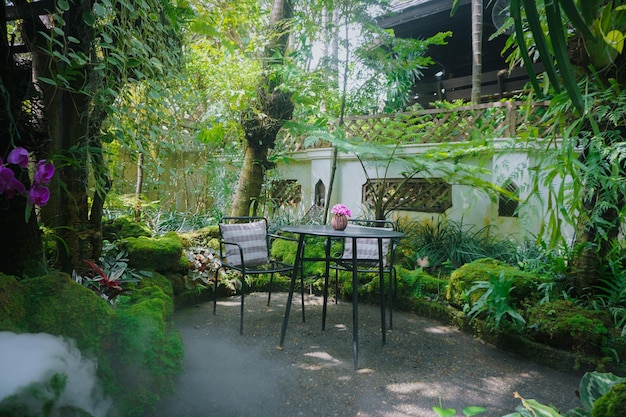 Un jardín fuera de la casa de nueva york