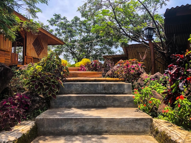 Un jardín fuera del resort en la playa.