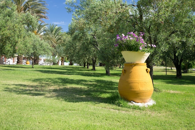 Jardín griego con vasija de barro grande