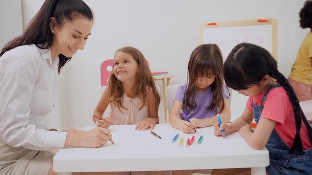 jardín de infantes, preescolar, niño, niños, escuela, niño, salón de clases, jugar, educación, aprender, estudiar, guardería, joven, niño, negro, blanco, infancia, grupo, juntos, niños, personas, diversión, feliz, cuidado, clase,