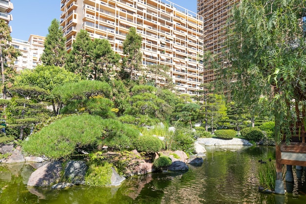 Jardín japonés de Montecarlo con la ciudad al fondo