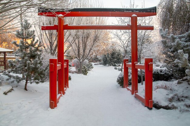 Jardín japonés en un parque paisajístico en invierno Un lugar de descanso y relajación en una gran ciudad