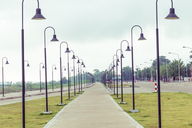 Jardín con linternas por la mañana.