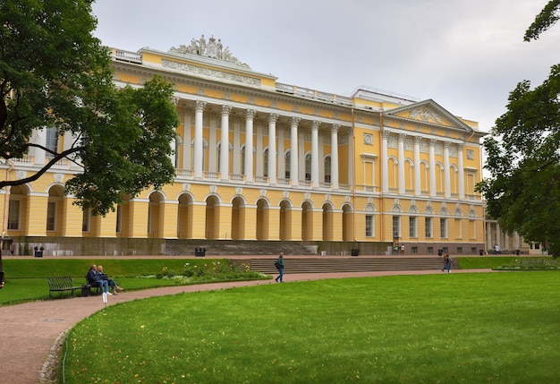 Jardín Mikhailovsky Fachada del Museo Ruso de arquitectura clásica del siglo XIX.