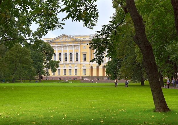 Jardín Mikhailovsky Fachada del Museo Ruso de arquitectura clásica del siglo XIX.