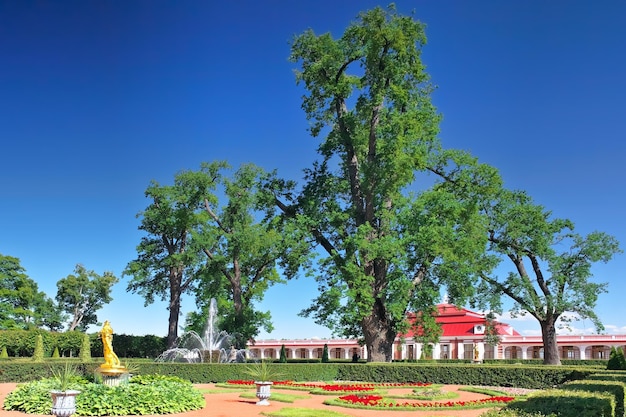 Jardín del palacio Monplaisir Peterhof