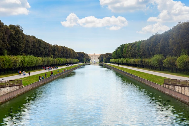 Jardín del palacio real en la ciudad de caserta