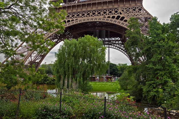 Foto jardín de parís cerca de la torre eiffel