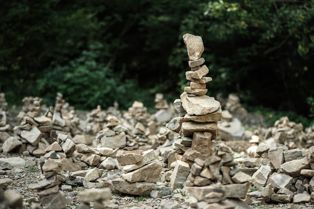 Foto jardín de piedras. pirámides de rocas de razas de ladrillos. concepto de equilibrio.