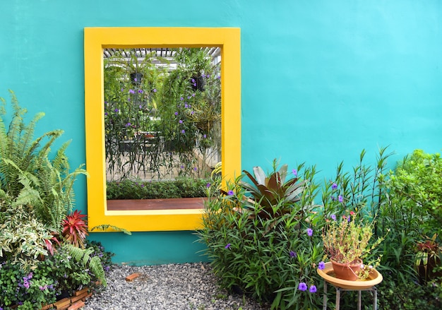 El jardín con plantas ornamentales florece en maceta decorada.