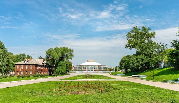 Jardín público con edificio de circo en Ryazan, Federación de Rusia