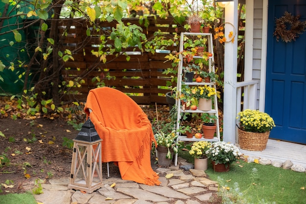 Jardín con silla y farol de madera