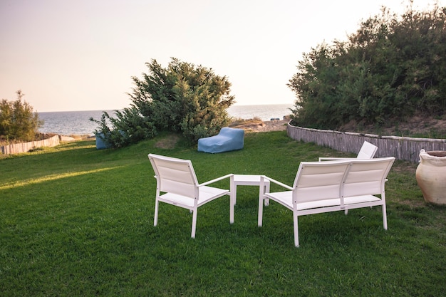 Jardín con sillas en un resort siciliano