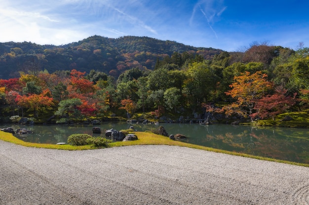 Foto jardín tenryu-ji en otoño