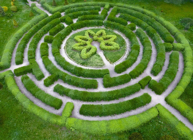 Jardín topiario en forma de laberinto, en el jardín botánico Grishka en Kiev.