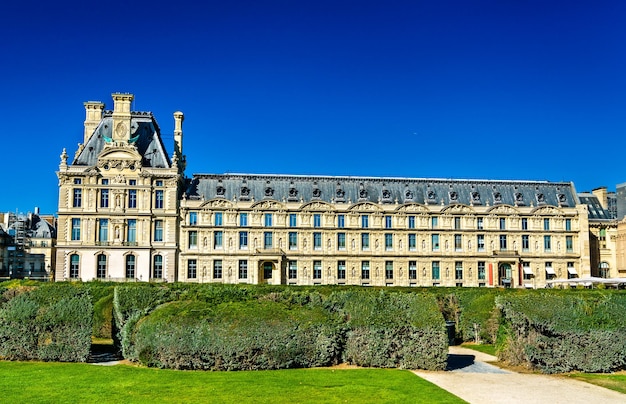 El Jardín de las Tullerías cerca del Louvre en París, Francia