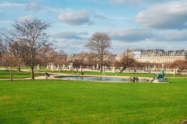 Foto el jardín de las tullerías es un jardín público entre el museo del louvre y la place de la concorde en parís.