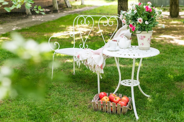 Jardín de verano con ambiente de fiesta de té